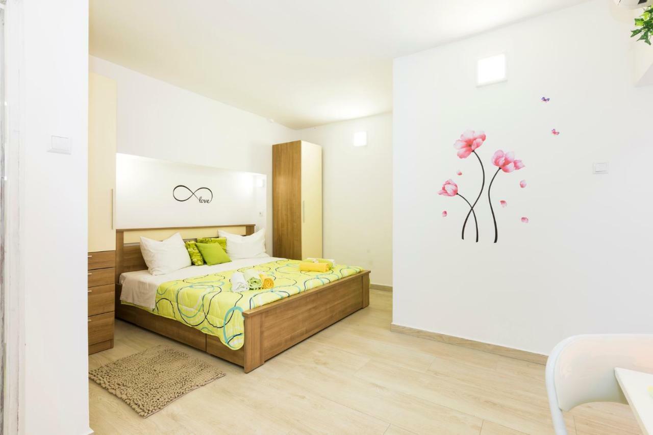 Apartments And Rooms Roberto B. 瓦伦 外观 照片